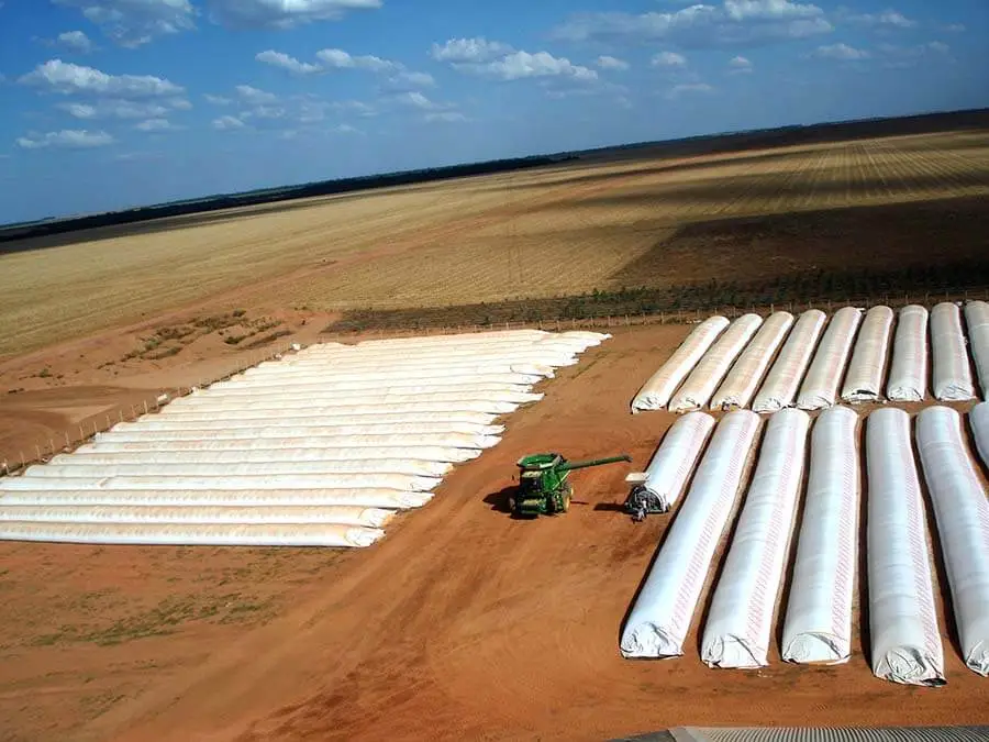 Silo-bolsa para armazenagem de grãos.