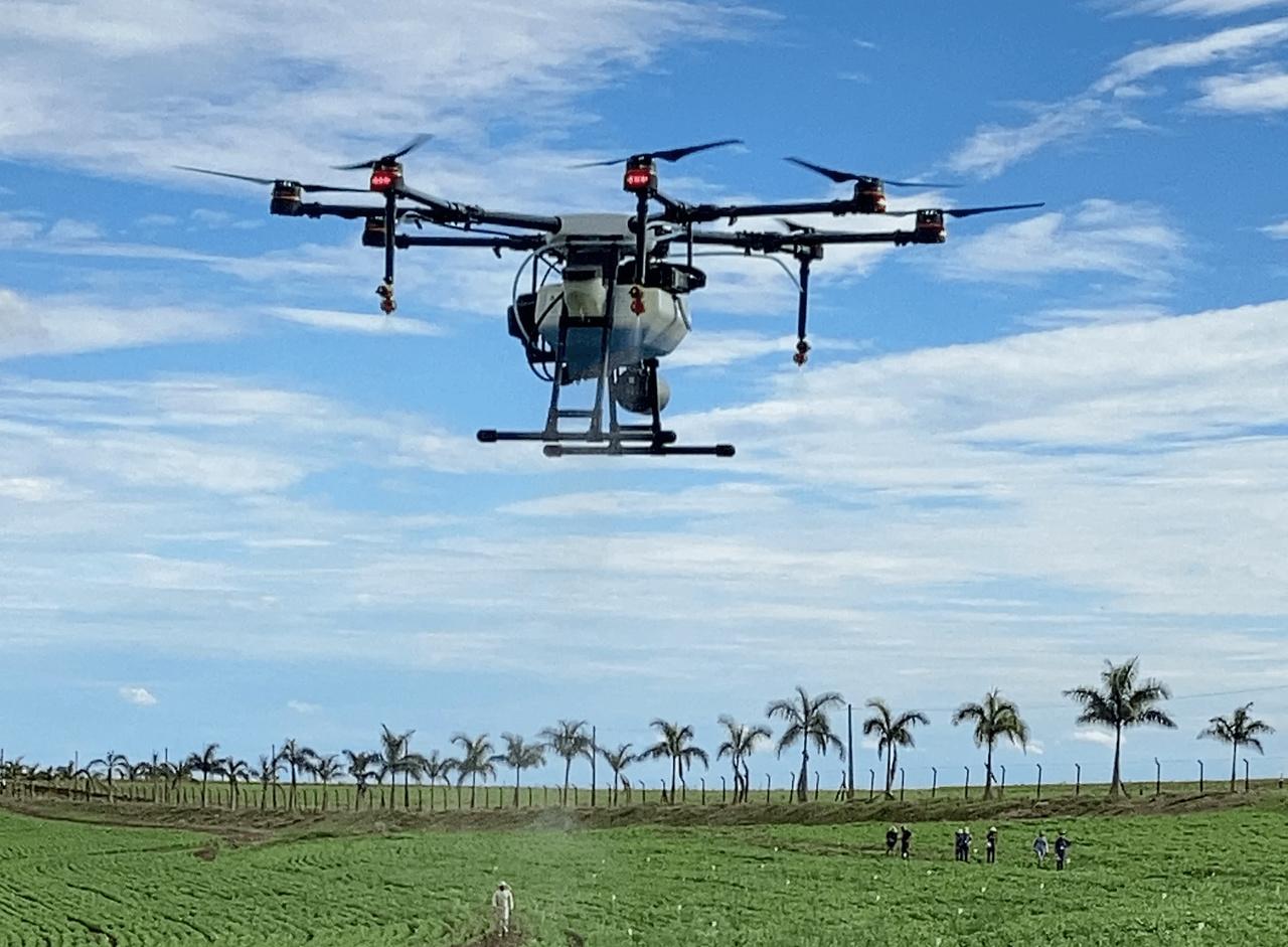Os drones agrícolas auxiliam na pulverização de defensivos agrícolas e fertilizantes.
